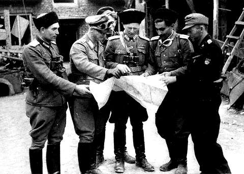 Варшава, август 1944 года. Нацистские коллаборационисты подавляют польское восстание. В центре — майор Иван Фролов вместе с другими офицерами. Солдат справа, судя по нашивке, относится к Русской освободительной армии (РОА) генерала Власова. Фото: ru.wikipedia.org